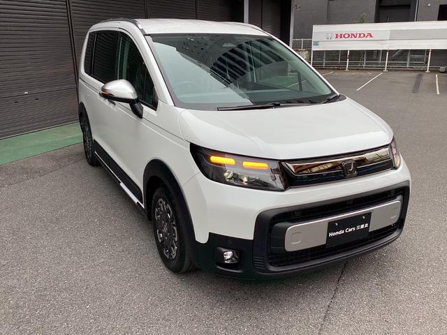 フリード e:HEVクロスター 当店展示車 新車未登録 ブラックエンブレム ボディーサイドモール べルリナブラックフロントグリル マルチビューカメラ アダプティブドライビングビーム 後退出庫サポート付き 専用15インチアルミホイール(20枚目)
