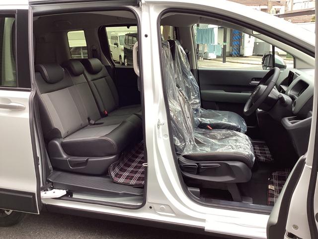 フリード e:HEVクロスター 当店展示車 新車未登録 ブラックエンブレム ボディーサイドモール べルリナブラックフロントグリル マルチビューカメラ アダプティブドライビングビーム 後退出庫サポート付き 専用15インチアルミホイール(31枚目)