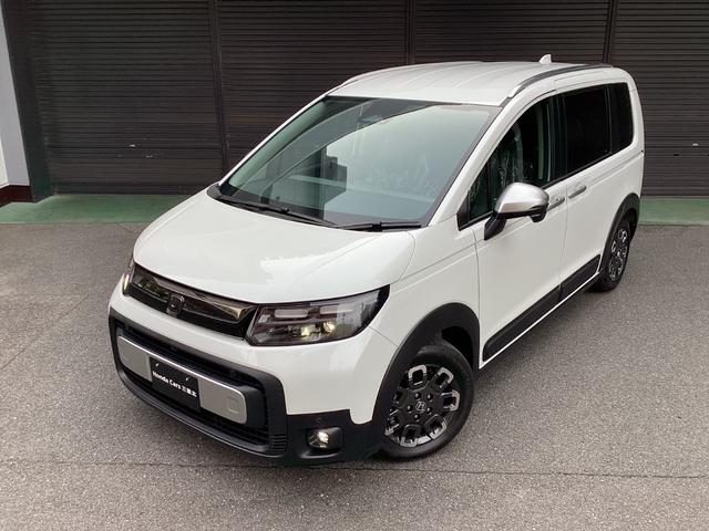 フリード e:HEVクロスター 当店展示車 新車未登録 ブラックエンブレム ボディーサイドモール べルリナブラックフロントグリル マルチビューカメラ アダプティブドライビングビーム 後退出庫サポート付き 専用15インチアルミホイール(42枚目)