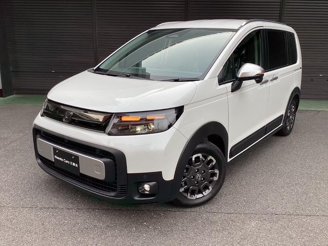 フリード e:HEVクロスター 当店展示車 新車未登録 ブラックエンブレム ボディーサイドモール べルリナブラックフロントグリル マルチビューカメラ アダプティブドライビングビーム 後退出庫サポート付き 専用15インチアルミホイール(43枚目)
