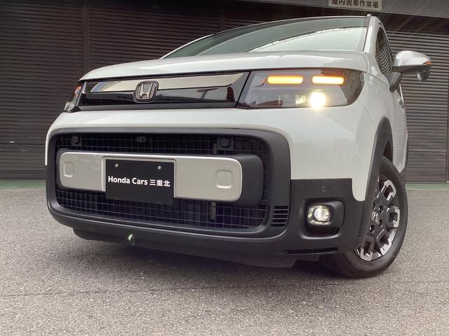 フリード e:HEVクロスター 当店展示車 新車未登録 ブラックエンブレム ボディーサイドモール べルリナブラックフロントグリル マルチビューカメラ アダプティブドライビングビーム 後退出庫サポート付き 専用15インチアルミホイール(44枚目)
