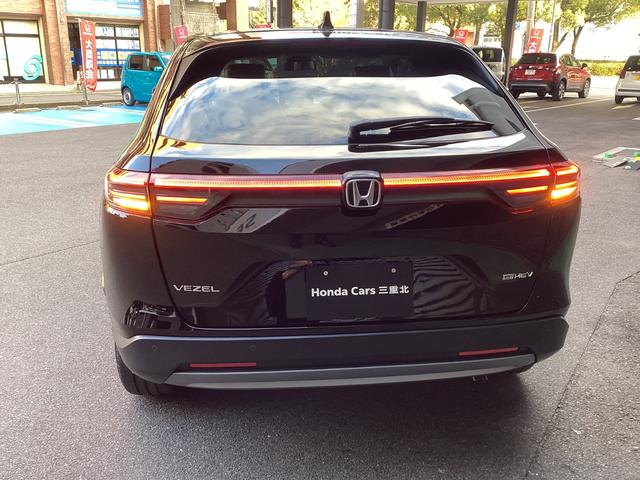 ヴェゼル ｅ：ＨＥＶ　Ｘ　当店展示車　新車未登録　８インチディスプレイオーディオ　フルＬＥＤヘッドライト　１６インチアルミホイール　電子制御パーキング　オートブレーキホールド　急速充電対応ＵＳＢ　本革巻きステアリングホイール（12枚目）
