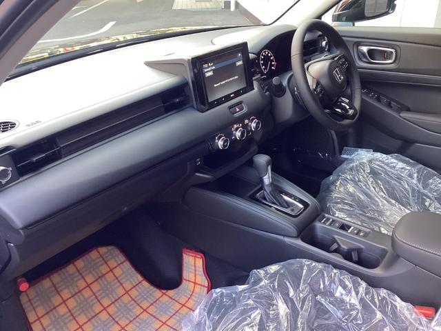 ヴェゼル ｅ：ＨＥＶ　Ｘ　当店展示車　新車未登録　８インチディスプレイオーディオ　フルＬＥＤヘッドライト　１６インチアルミホイール　電子制御パーキング　オートブレーキホールド　急速充電対応ＵＳＢ　本革巻きステアリングホイール（15枚目）