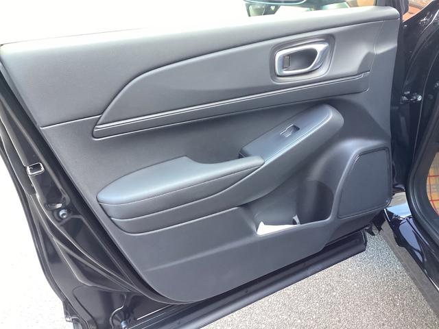 ヴェゼル ｅ：ＨＥＶ　Ｘ　当店展示車　新車未登録　８インチディスプレイオーディオ　フルＬＥＤヘッドライト　１６インチアルミホイール　電子制御パーキング　オートブレーキホールド　急速充電対応ＵＳＢ　本革巻きステアリングホイール（17枚目）