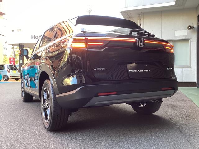 ヴェゼル ｅ：ＨＥＶ　Ｘ　当店展示車　新車未登録　８インチディスプレイオーディオ　フルＬＥＤヘッドライト　１６インチアルミホイール　電子制御パーキング　オートブレーキホールド　急速充電対応ＵＳＢ　本革巻きステアリングホイール（20枚目）
