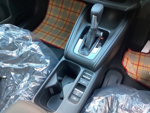 ヴェゼル ｅ：ＨＥＶ　Ｘ　当店展示車　新車未登録　８インチディスプレイオーディオ　フルＬＥＤヘッドライト　１６インチアルミホイール　電子制御パーキング　オートブレーキホールド　急速充電対応ＵＳＢ　本革巻きステアリングホイール（25枚目）