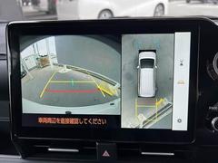 【パノラミックビューモニター】を装備しております。全周囲カメラで危険察知。狭い駐車場でも安心して駐車できますね。 2