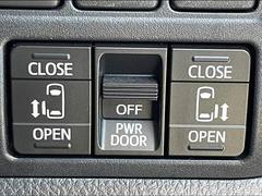 【両側電動スライドドア】運転席よりボタンひとつで開閉可能なスライドドアです。雨の日のお迎えの時など役立ちますね。 4