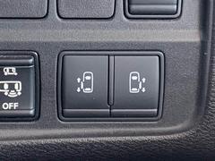 今やミニバンの定番装備となりつつある【両側電動スライドドア】運転席よりボタンひとつで開閉可能なスライドドアです。雨の日のお迎えなどに役立ちますね。 5