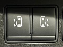 今やミニバンの定番装備となりつつある【両側電動スライドドア】運転席よりボタンひとつで開閉可能なスライドドアです。雨の日のお迎えなどに役立ちますね。 6
