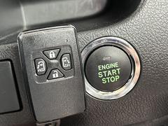 【スマートキー・プッシュスタート】キーを身につけている状態であれば、ドアに付いているスイッチを押すだけで、ドアロックの開閉ができる機能。エンジン始動も便利ですね♪ 5