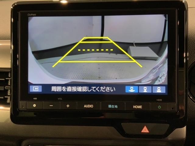 リバースギアに入れるだけで後方の表示へ切り替わります。夜間や雨の日の駐車も楽になりますよ。