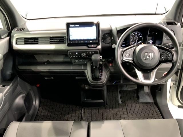 使いやすいレイアウトのダッシュボード周辺です。オートエアコンや小物入れなど嬉しい装備が満載です。