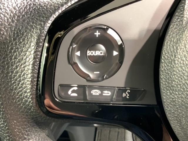 ステアリングにオーディオ操作スイッチが付いています。オーディオ画面に直接タッチしなくても操作が出来ますので、運転に集中できます。