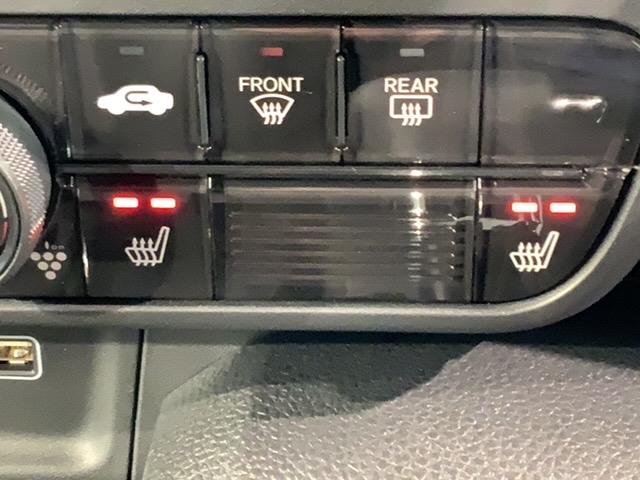 フロント両席にはシートヒーターが付いています！寒い日に便利な装備ですね。