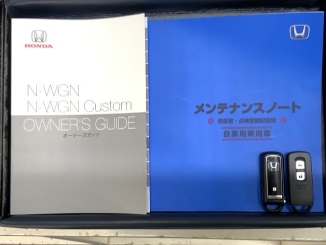 スマートキーは鍵をバッグに入れたままでもドアロックの開閉やエンジンのＯＮ・ＯＦＦができます。夜間や雨の日も鍵を探さなくて良いので便利です。