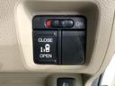 パワースライドドアが付いています。ワンタッチで簡単にお子様でも、お年寄りの方でも、開閉できますからとても便利です。キーレスや車内スイッチでも自動でドアの開閉ができます。