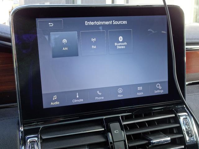 リンカーンナビゲーター 　リザーブ　モノクロマチックパッケージ　ＬＥＤヘッドライト　Ｒｅｖｅｌスピーカー　マッサージ付きパワーシート　プロトレーラーバックアップアシスト　置くだけ充電　２２インチブラックアルミ　後席モニター（15枚目）