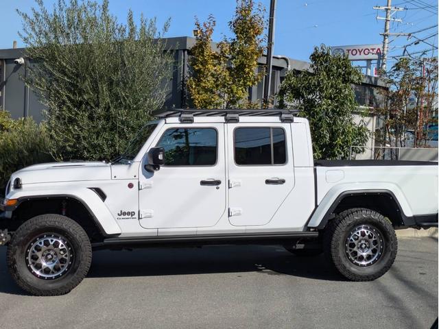 ジープ・グラディエーター ルビコン エクストリームJアルミホイール FOXショックリフトアップ LEDヘッドライト ルーフラック ブラウンレザーシート シートヒーター フロント・バックカメラ ヒッチメンバー(4枚目)