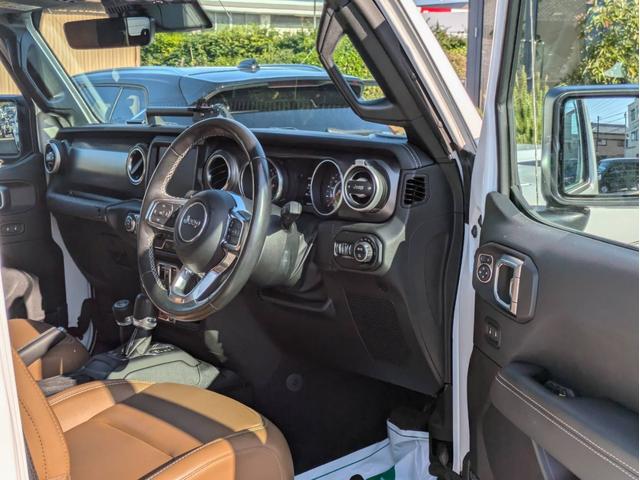 ジープ・グラディエーター ルビコン エクストリームJアルミホイール FOXショックリフトアップ LEDヘッドライト ルーフラック ブラウンレザーシート シートヒーター フロント・バックカメラ ヒッチメンバー(9枚目)