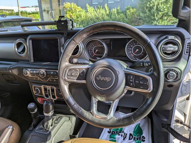 ジープ・グラディエーター ルビコン エクストリームJアルミホイール FOXショックリフトアップ LEDヘッドライト ルーフラック ブラウンレザーシート シートヒーター フロント・バックカメラ ヒッチメンバー(10枚目)