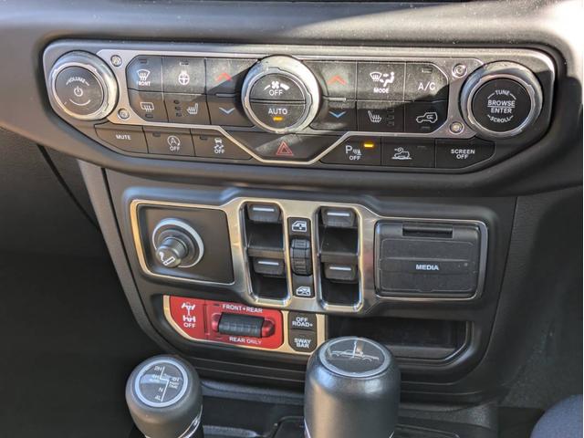 ジープ・グラディエーター ルビコン エクストリームJアルミホイール FOXショックリフトアップ LEDヘッドライト ルーフラック ブラウンレザーシート シートヒーター フロント・バックカメラ ヒッチメンバー(13枚目)