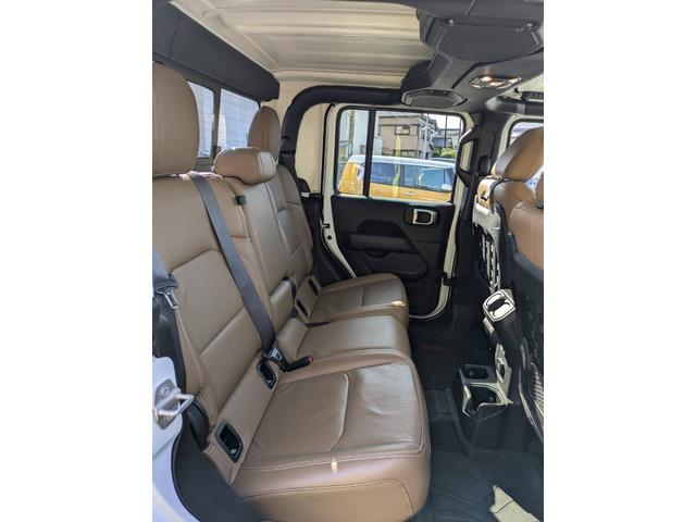 ジープ・グラディエーター ルビコン エクストリームJアルミホイール FOXショックリフトアップ LEDヘッドライト ルーフラック ブラウンレザーシート シートヒーター フロント・バックカメラ ヒッチメンバー(17枚目)