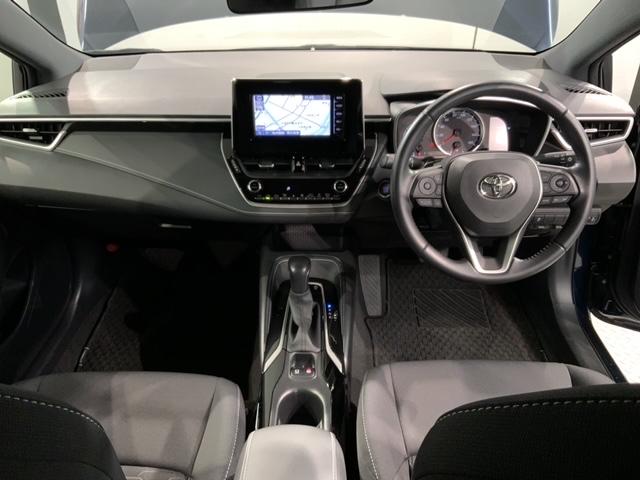 使いやすいレイアウトのダッシュボード周辺です。オートエアコンや小物入れなど嬉しい装備が満載です。