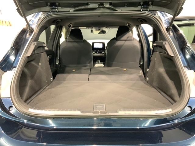 リア席を倒せば広々とした空間の出来上がり！床が低くフラットになり、天井までの高さがありますので積載が便利です。