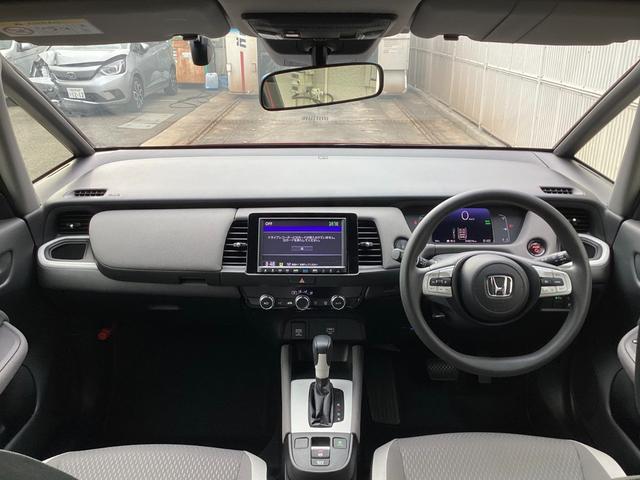 フィット ｅ：ＨＥＶクロスター　ホンダセンシング　純正ギャザズ８インチインターナビ　リアカメラ　フルセグ　クルーズコントロール　ＶＳＡ　純正音声ガイドＥＴＣ　パーキングセンサー　前後誤発進抑制機能　純正ドライブレコーダーＦ／Ｒ（4枚目）