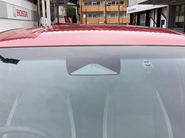 フィット ｅ：ＨＥＶクロスター　ホンダセンシング　純正ギャザズ８インチインターナビ　リアカメラ　フルセグ　クルーズコントロール　ＶＳＡ　純正音声ガイドＥＴＣ　パーキングセンサー　前後誤発進抑制機能　純正ドライブレコーダーＦ／Ｒ（6枚目）