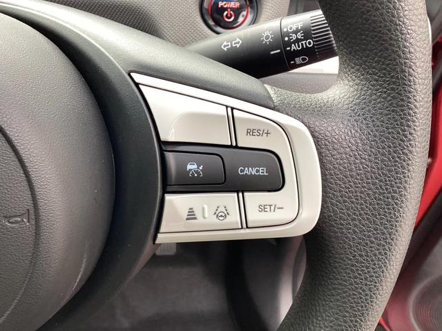 フィット ｅ：ＨＥＶクロスター　ホンダセンシング　純正ギャザズ８インチインターナビ　リアカメラ　フルセグ　クルーズコントロール　ＶＳＡ　純正音声ガイドＥＴＣ　パーキングセンサー　前後誤発進抑制機能　純正ドライブレコーダーＦ／Ｒ（11枚目）