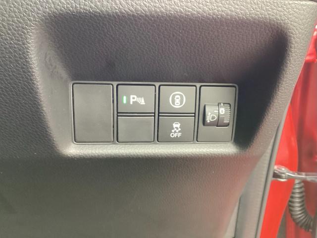 フィット ｅ：ＨＥＶクロスター　ホンダセンシング　純正ギャザズ８インチインターナビ　リアカメラ　フルセグ　クルーズコントロール　ＶＳＡ　純正音声ガイドＥＴＣ　パーキングセンサー　前後誤発進抑制機能　純正ドライブレコーダーＦ／Ｒ（12枚目）