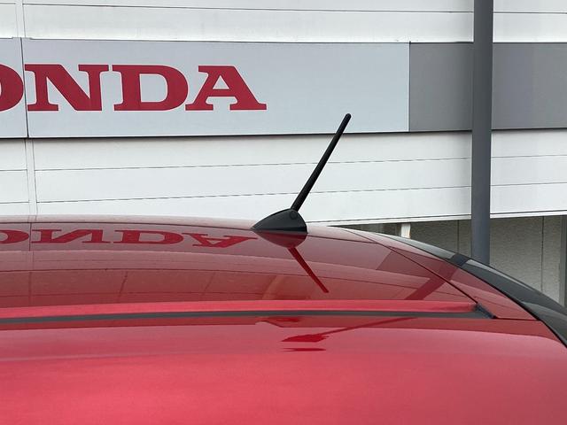 フィット ｅ：ＨＥＶクロスター　ホンダセンシング　純正ギャザズ８インチインターナビ　リアカメラ　フルセグ　クルーズコントロール　ＶＳＡ　純正音声ガイドＥＴＣ　パーキングセンサー　前後誤発進抑制機能　純正ドライブレコーダーＦ／Ｒ（24枚目）