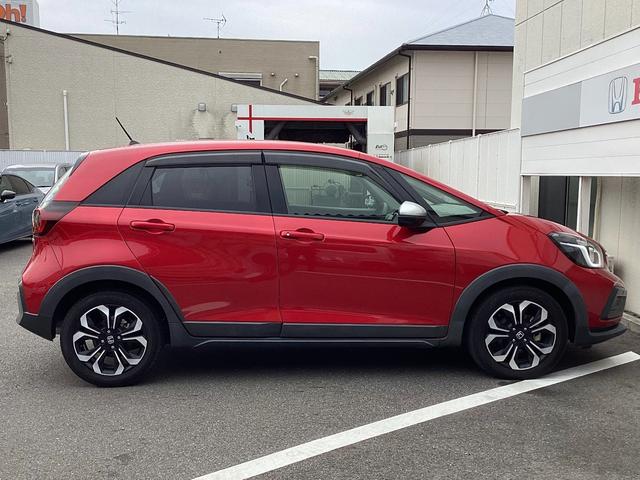 フィット ｅ：ＨＥＶクロスター　ホンダセンシング　純正ギャザズ８インチインターナビ　リアカメラ　フルセグ　クルーズコントロール　ＶＳＡ　純正音声ガイドＥＴＣ　パーキングセンサー　前後誤発進抑制機能　純正ドライブレコーダーＦ／Ｒ（29枚目）