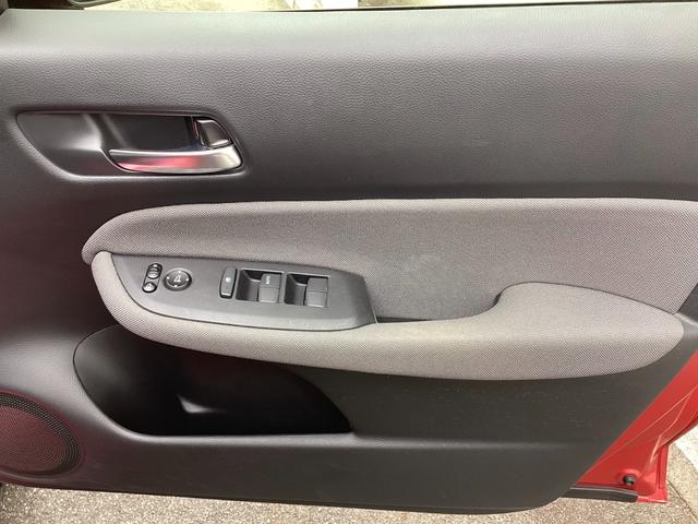 フィット ｅ：ＨＥＶクロスター　ホンダセンシング　純正ギャザズ８インチインターナビ　リアカメラ　フルセグ　クルーズコントロール　ＶＳＡ　純正音声ガイドＥＴＣ　パーキングセンサー　前後誤発進抑制機能　純正ドライブレコーダーＦ／Ｒ（30枚目）