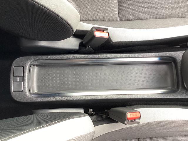 フィット ｅ：ＨＥＶクロスター　ホンダセンシング　純正ギャザズ８インチインターナビ　リアカメラ　フルセグ　クルーズコントロール　ＶＳＡ　純正音声ガイドＥＴＣ　パーキングセンサー　前後誤発進抑制機能　純正ドライブレコーダーＦ／Ｒ（41枚目）