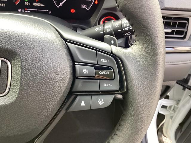 �X�e�A�����O�̉E���ɂ̓N���[�Y�R���g���[������X�C�b�`���t���Ă��܂����A�N�Z���y�_���𓥂܂��ɒ葬���s���ł��A�������H�Ȃǂł̉^�]�������K�ɂ��Ă���܂���