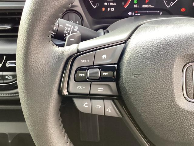 �X�e�A�����O�̍����ɂ̓I�[�f�B�I�����R���X�C�b�`���t���Ă��܂��B�^�]���ł��n���h�������𗣂����ƂȂ��I�[�f�B�I�̃\�[�X��`�����l���A���ʓ����ς����܂��̂ŁA�y�X���S���S�ł���