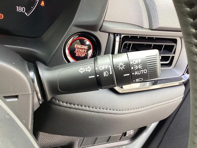 �X�e�A�����O�̉E�ɂ̓E�B���J�[���o�[������܂��B�w�b�h���C�g�ƃt�H�O���C�g�̑���X�C�b�`���t���Ă��܂��B�w�b�h���C�g�̓I�[�g���C�g�R���g���[���@�\�t���ł��̂ŁA���Y���؂�Y��̐S�z������܂����