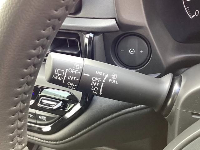 �X�e�A�����O�̍����ɂ̓��C�p�[���o�[������܂��B�t�����g�̓o���A�u���Ԍ����C�p�[�ŁA���A���C�p�[���t���Ă��܂��B