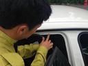 このセンターピラーもフロント同様にチェックを行います。見難い場合はゴムを外してチェックを行います。