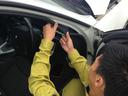 ピラーに修復跡が無いかを確認します。時にはゴムを外してチェックを行います。