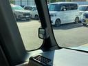 これがあの噂の「ピタ駐ミラー」駐車スペースが狭い時、何度もハンドルを切り返さなくても楽にピタリと駐車出来るんです!使ってみると案外便利なんです♪ナイスアイデア!!って感じです。