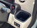 エンジンのスタート・ストップはプッシュボタンで行います♪運転席用のカップホルダーもあります。