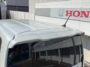 カスタムは大型テールゲートスポイラーが標準装備です☆ルーフ後端にはマイクロアンテナが付いています。可倒式です。ネジ式になっていますので、洗車機を通す場合には取り外すことも可能です。