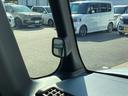 これがあの噂の「ピタ駐ミラー」駐車スペースが狭い時、何度もハンドルを切り返さなくても楽にピタリと駐車出来るんです!使ってみると案外便利なんです♪ナイスアイデア!!って感じです。