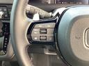 ステアリングの左側にはオーディオリモコンスイッチが付いています。運転中でもハンドルから手を離すことなくオーディオのソースやチャンネル、音量等が変えられますので、楽々安全安心です♪