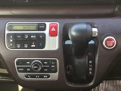 シフトレバーはインパネにあります。エアコンはオートエアコン☆一年を通して快適な車内空間を演出します♪ディスプレイオーディオの操作スイッチ類もあります。 6