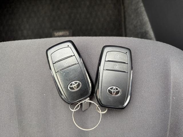 ヤリス Ｇ　１２か月走行距離無制限ＣＡＲＴＥＮＤＥＲ保証　ナビ　ＥＴＣ　スペアキー　バックカメラ　Ｂｌｕｅｔｏｏｔｈオーディオ　ＵＳＢ　オートライト　オートマチックハイビーム　プッシュスタート　スマートキー（4枚目）